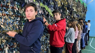 На Кіровоградщині вихователі дитсадків, учні та вчителі шкіл плетуть маскувальні сітки На Кіровоградщині вихователі дитсадків, учні та вчителі шкіл плетуть маскувальні сітки