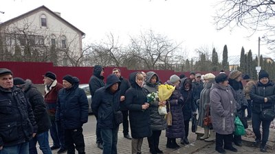 Поклали квіти й каміння: на Тернопільщині вшанували пам'ять жертв Голокосту Поклали квіти й каміння: на Тернопільщині вшанували пам'ять жертв Голокосту