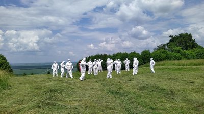 Медики Львівщини станцювали у захисних костюмах біля замку Медики Львівщини станцювали у захисних костюмах біля замку