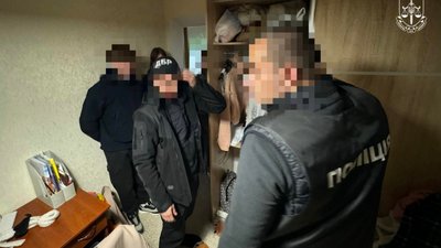 Правоохоронці проводять обшуки у підозрюваних