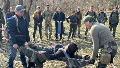 Підготовка до нацспротиву: на Закарпатті цивільних навчають військовій справі Підготовка до нацспротиву: на Закарпатті цивільних навчають військовій справі