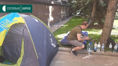 Намети біля Харківської ОДА: на підтримку "потонівців" вийшли їхні родичі та соратники Намети біля Харківської ОДА: на підтримку "потонівців" вийшли їхні родичі та соратники