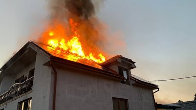 Пожежа на Мукачівщині: згорів дах будинку та 40 сонячних батарей Пожежа на Мукачівщині: згорів дах будинку та 40 сонячних батарей