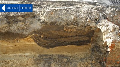 Рештки давньоруської споруди у стінці траншеї.