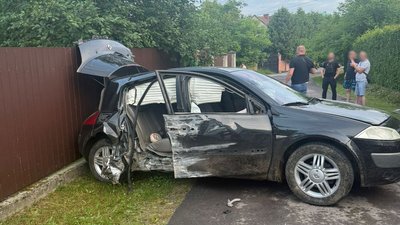 Пошкоджений автомобіль внаслідок аварії