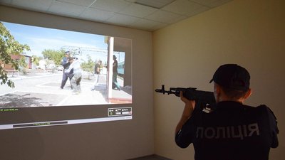 Миколаївські поліцейські відпрацьовують навички у сучасному інтерактивному мультимедійному тирі Миколаївські поліцейські відпрацьовують навички у сучасному інтерактивному мультимедійному тирі