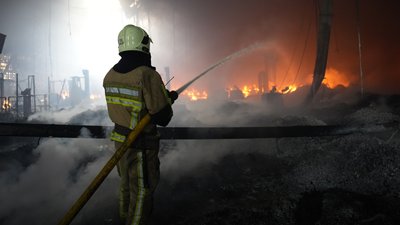 У Мукачеві на підприємстві ліквідували пожежу, яка виникла внаслідок обстрілу РФ