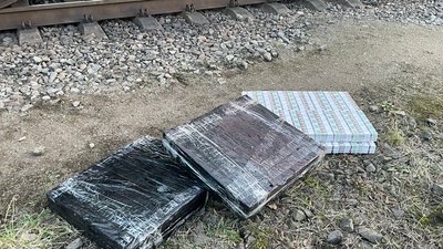 На Закарпатті у потязі знайшли сигарети, що приховали під залізорудною сировиною