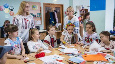 Ланцюг єдності та майстер-класи для дітей. Як у Дніпрі відсвяткували День вишиванки