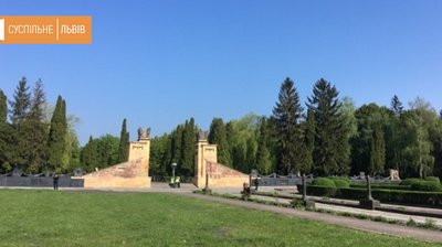 9 травня у Львові: до меморіалів несуть квіти 9 травня у Львові: до меморіалів несуть квіти