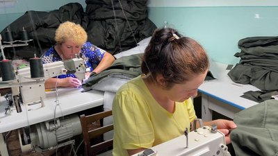 Шиють розгрузки для захисників: на Вінниччині переселенки відкрили цех