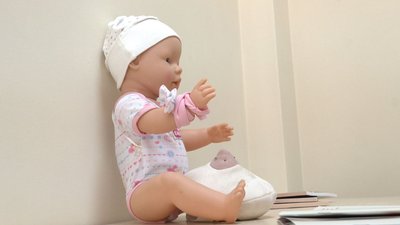 Лялька за допомогою якої навчають жінок правильно прикладати дитину до грудей Лялька за допомогою якої навчають жінок правильно прикладати дитину до грудей