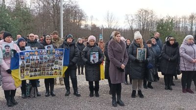 Родичі загиблих бійців на освяченні храму-пантеону