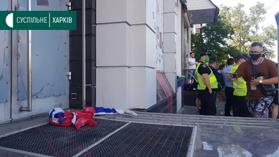 Біля офісу "ОПЗЖ" у Харкові спалили Російський прапор Біля офісу "ОПЗЖ" у Харкові спалили Російський прапор