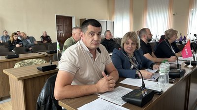 Депутатам міської ради на Рівненщині під час сесії вручили повістки Депутатам міської ради на Рівненщині під час сесії вручили повістки