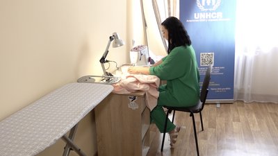 Переселенка проводить заняття з шиття для ВПО в Черкасах