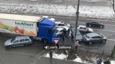 На проспекті у Харкові зіткнулися сім машин На проспекті у Харкові зіткнулися сім машин