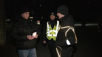 "Світло переможе темряву": у Сумах пішоходам пояснювали правила руху в темний час доби "Світло переможе темряву": у Сумах пішоходам пояснювали правила руху в темний час доби