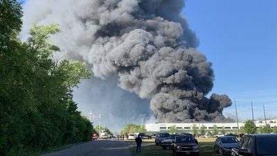 Кілометровий стовп диму. На хімічному заводі в США спалахнула пожежа