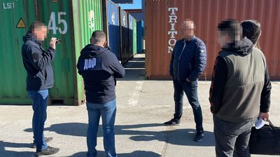 "Здешевлював" одяг з Китаю: інспектор одеської митниці завдав державі збитків на 2,3 мільйона — ДБР "Здешевлював" одяг з Китаю: інспектор одеської митниці завдав державі збитків на 2,3 мільйона — ДБР