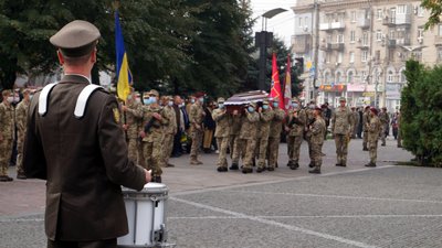 У Дніпрі попрощалися з 38-річним бійцем ООС, загиблим під час гасіння лісової пожежі на Луганщині У Дніпрі попрощалися з 38-річним бійцем ООС, загиблим під час гасіння лісової пожежі на Луганщині