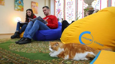 Аудіотеатр: кропивницькі актори читають у бібліотеці дітям казки