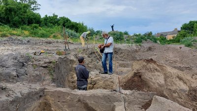 Живі історії, розказані скелетами давніх черкасців: археологи досліджують давній цвинтар на Подолі Живі історії, розказані скелетами давніх черкасців: археологи досліджують давній цвинтар на Подолі
