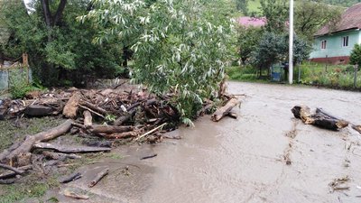 В трьох населених пунктах Закарпаття підтопило дороги та дворогосподарства