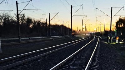 На Житомирщині пасажирський потяг збив 78-річну жінку На Житомирщині пасажирський потяг збив 78-річну жінку