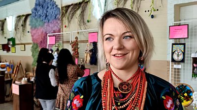 Писанки, крашанки, пасхальні інсталяції: на Прилуччині проводять фестиваль-конкурс "Великоднє сяйво" Писанки, крашанки, пасхальні інсталяції: на Прилуччині проводять фестиваль-конкурс "Великоднє сяйво"