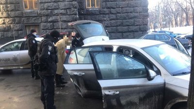 Поліція затримала в урядовому кварталі озброєного чоловіка Поліція затримала в урядовому кварталі озброєного чоловіка