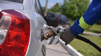 Волинян просять менше їздити власним авто з метою економії пального