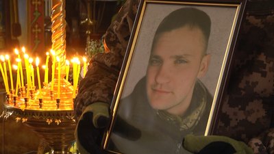 "ДНК-експертиза підтвердила, що то мій син": у Хмельницькому попрощалися з бійцем Іваном Грисюком "ДНК-експертиза підтвердила, що то мій син": у Хмельницькому попрощалися з бійцем Іваном Грисюком