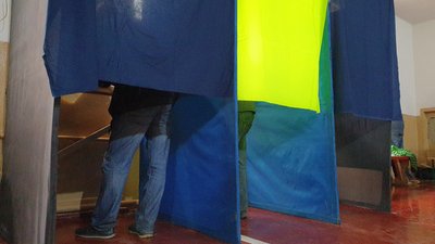 В Ужгороді виборець, який мав голосувати вдома, прийшов на дільницю