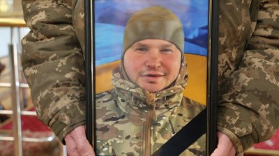 У Луцьку попрощалися із 35-річним прикордонником Артемом Зубком У Луцьку попрощалися із 35-річним прикордонником Артемом Зубком