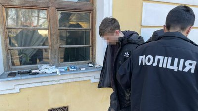 Зброю та наркотики вилучили в неповнолітнього закарпатця