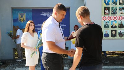 День Конституції: у Херсоні рідним загиблих в зоні ООС воїнів вручили нагороди День Конституції: у Херсоні рідним загиблих в зоні ООС воїнів вручили нагороди