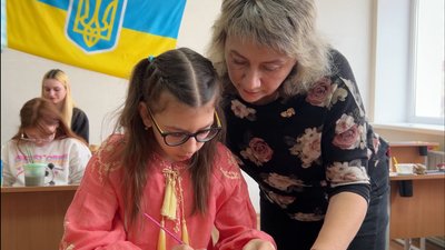 Вчителька Ірина Ігнатенко разом із учнями Вчителька Ірина Ігнатенко разом із учнями