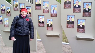 Пам’яті героїв: біля Алеї Слави у Кропивницькому вшанували загиблих воїнів на Сході України Пам’яті героїв: біля Алеї Слави у Кропивницькому вшанували загиблих воїнів на Сході України