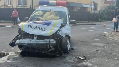 На Львівщині авто поліції зіткнулося з легковиком