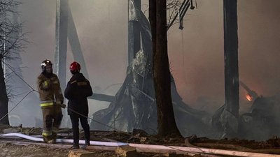 Рятувальники працюють на місці події