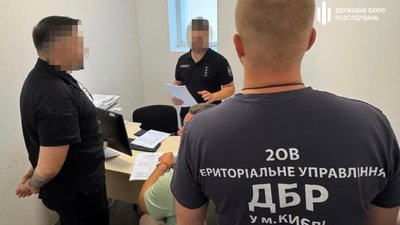 Слідчі ДБР у столичному ТЦК