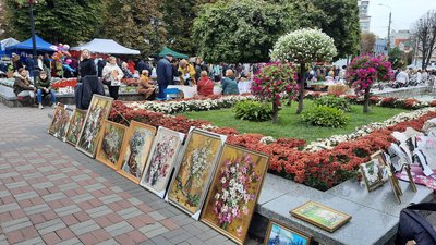 Розмаїття квітів - живих і на полотнах. Розмаїття квітів - живих і на полотнах.