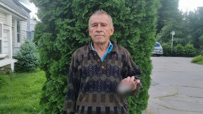 Паспорт громадянина України: на Чернігівщині чоловік у 66 років отримав перший паспорт