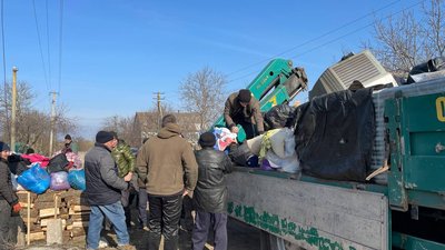 "Магазинів немає, продукти возять люди" — до Первомайського на Миколаївщині волонтери доставили гумдопомогу "Магазинів немає, продукти возять люди" — до Первомайського на Миколаївщині волонтери доставили гумдопомогу