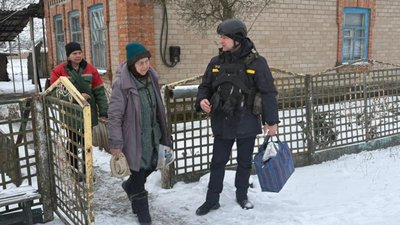 Рятувальники евакуюють людей