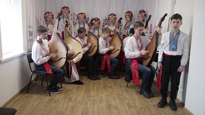 Власноруч роблять кобзи й бандури та грають на них. У передмісті Дніпра діє центр кобзарства Власноруч роблять кобзи й бандури та грають на них. У передмісті Дніпра діє центр кобзарства