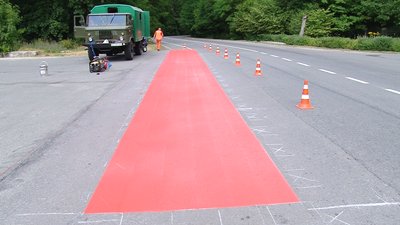 Комунальники облаштували межі велопереїзду Комунальники облаштували межі велопереїзду