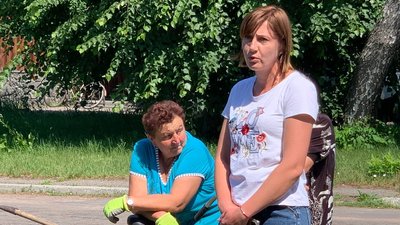 Випускники однієї з гімназій Житомирщини замінили випускний бал висадкою дерев у парку Випускники однієї з гімназій Житомирщини замінили випускний бал висадкою дерев у парку