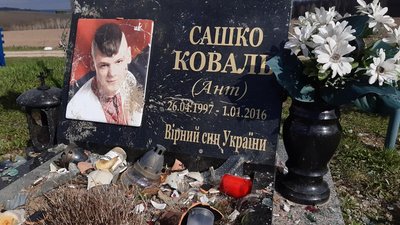 На Буковині невідомі понівечили могилу загиблого в АТО військового